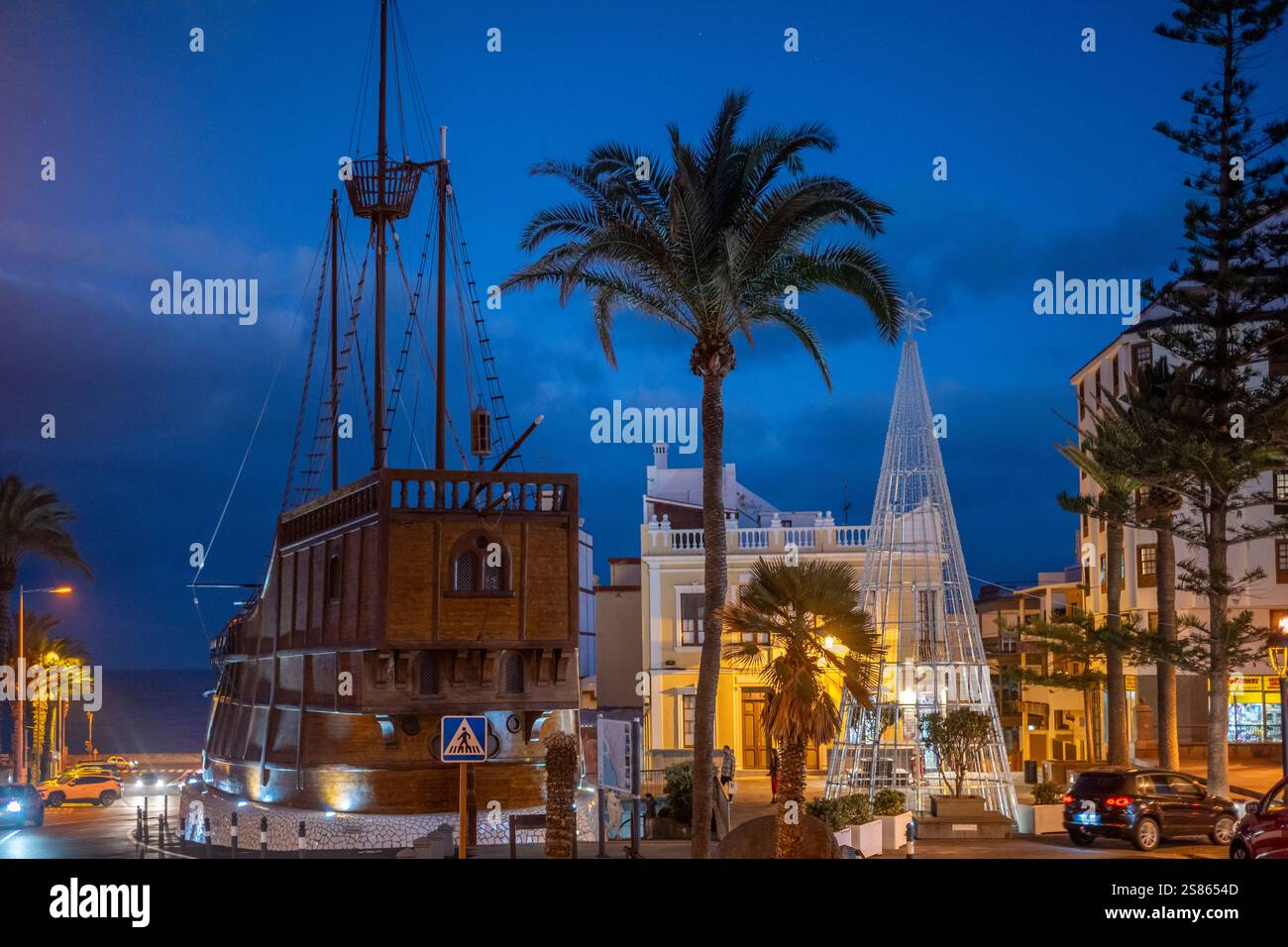 Santa Cruz de la Palma, la Palma, Isole Canarie di Spagna, 13 gennaio 2025: Veduta sul Museo Naval - Barco de la Virgen con una replica di Santa Maria, Foto Stock