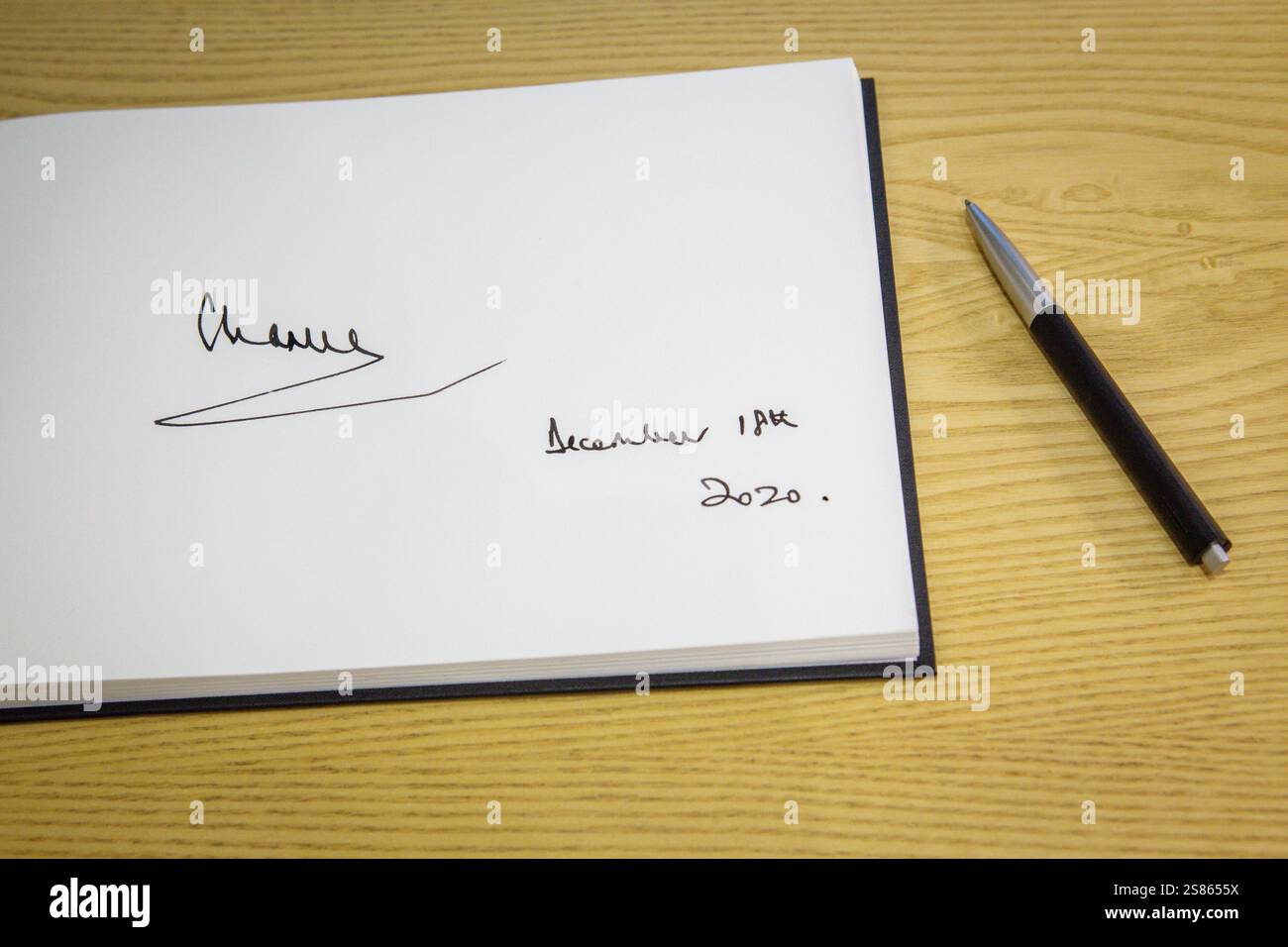 La firma di sua altezza reale il Principe Carlo (ora Re Carlo) dopo aver firmato un libro per i visitatori nel dicembre 2020. Foto Stock