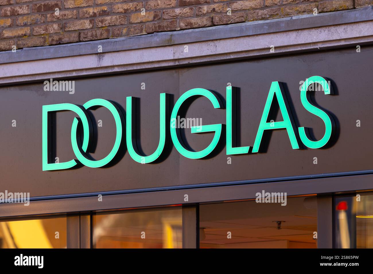 Negozio Douglas con logo illuminato. Douglas Store è la più grande gamma di prodotti di bellezza online con consegna 24 ore su 24. Foto Stock