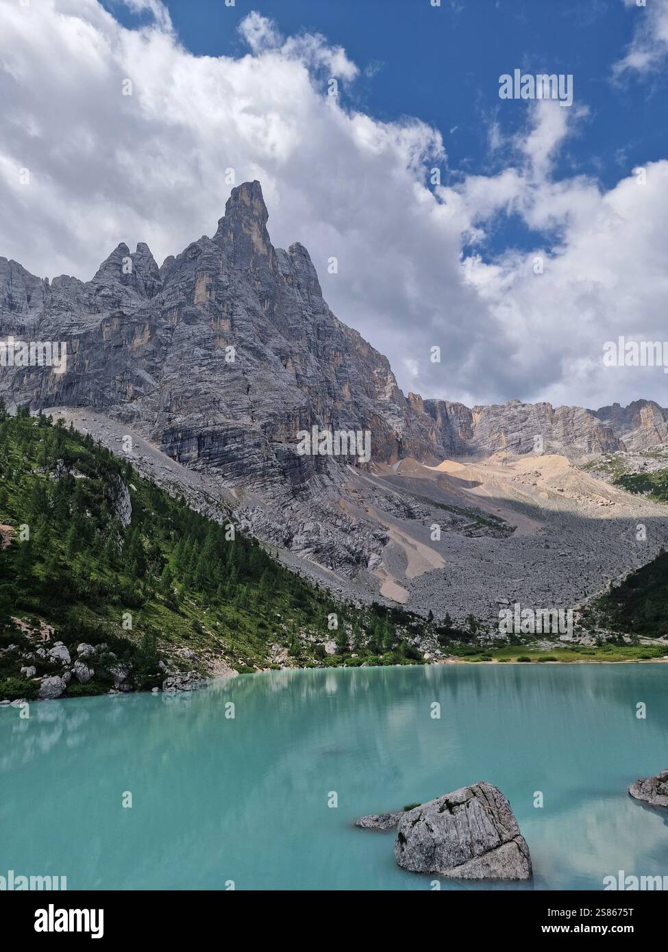 Lago turchese circondato da maestose vette delle Dolomiti italiane, lago blu latte Lago di Sorapis, lago Sorapis, Dolomiti, Italia Foto Stock