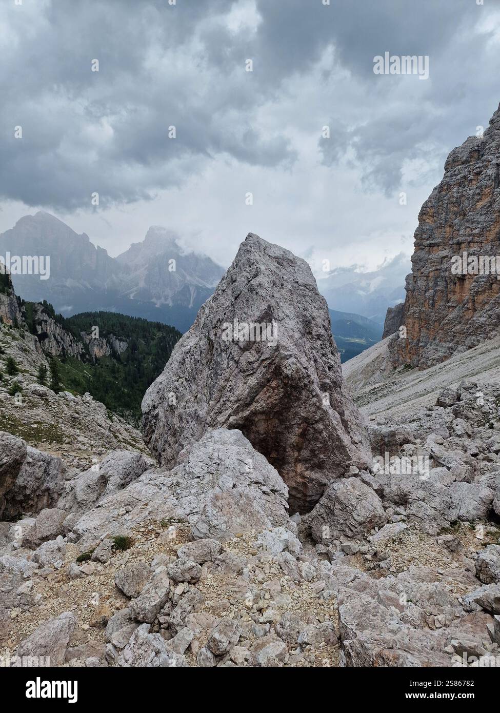 Vista ravvicinata di rocce aspre contro un suggestivo cielo nuvoloso, le Dolomiti italiane. Caratteristiche geologiche e consistenze delle rocce Foto Stock