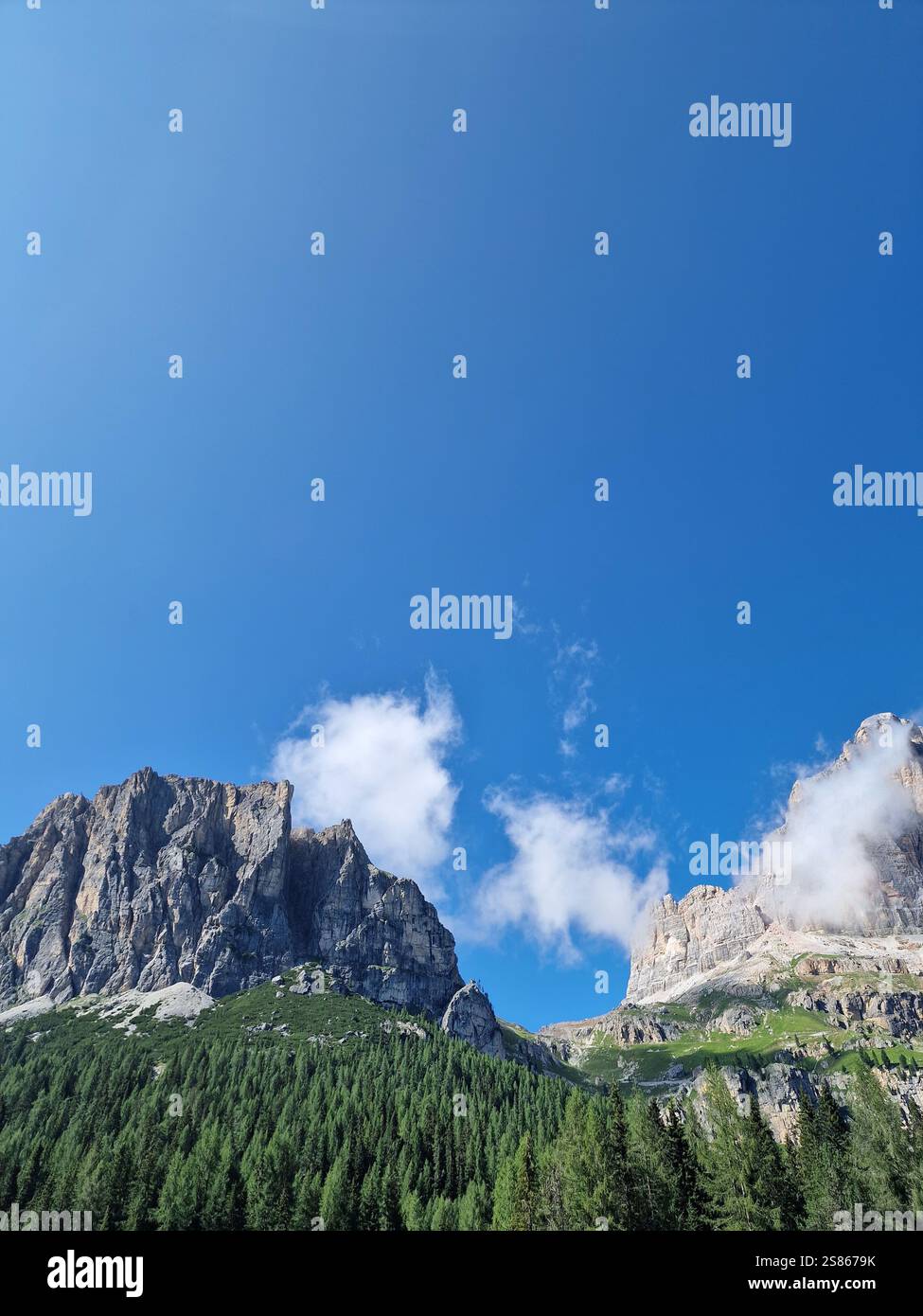 Spettacolari e torreggianti pilastri rocciosi nelle Dolomiti, bordi aspri e tonalita' terrose, le cinque Torri Dolomiti contro il cielo azzurro, in estate Foto Stock