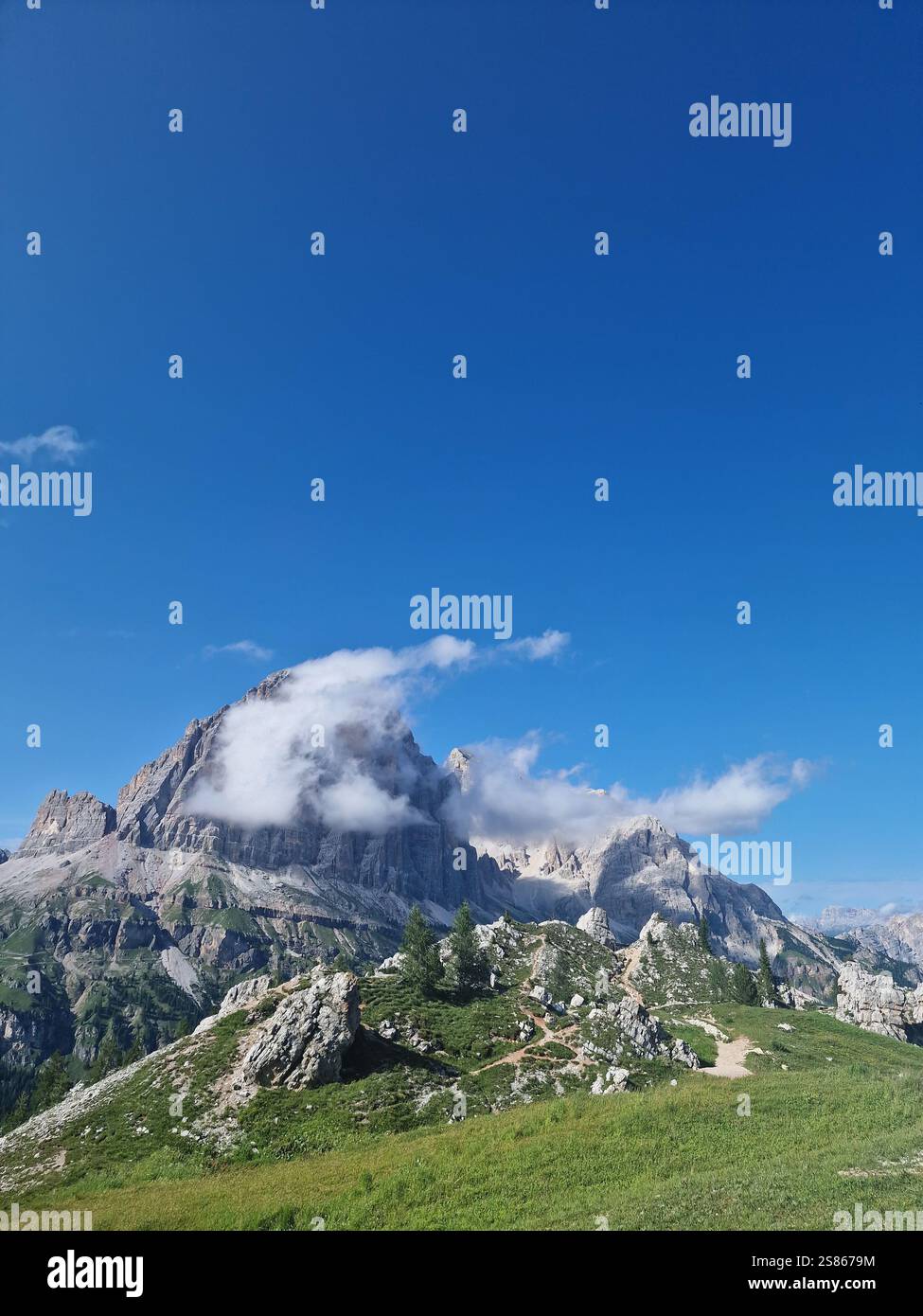Spettacolari e torreggianti pilastri rocciosi nelle Dolomiti, bordi aspri e tonalita' terrose, le cinque Torri Dolomiti contro il cielo azzurro, in estate Foto Stock