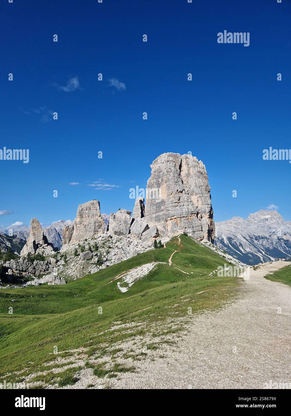 Spettacolari e torreggianti pilastri rocciosi nelle Dolomiti, bordi aspri e tonalita' terrose, le cinque Torri Dolomiti contro il cielo azzurro, in estate Foto Stock