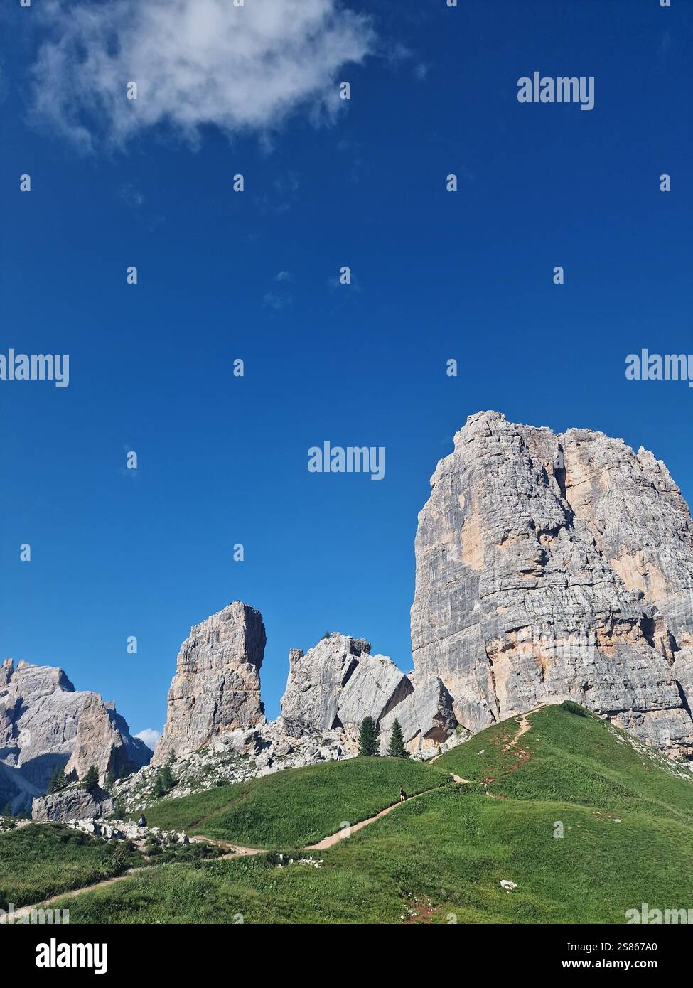 Spettacolari e torreggianti pilastri rocciosi nelle Dolomiti, bordi aspri e tonalita' terrose, le cinque Torri Dolomiti contro il cielo azzurro, in estate Foto Stock