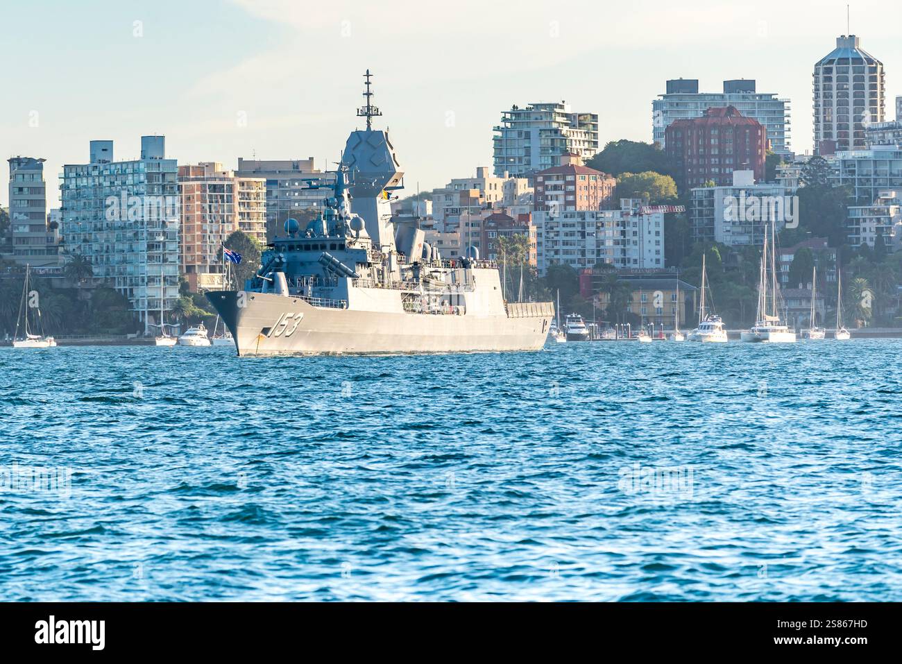 La nave della Royal Australian Navy HMAS Stuart (FFH 153) ormeggiata nel porto di Sydney, Australia, è una nave di classe Anzac Frigate con un elicottero MH-60R Seahawk Foto Stock