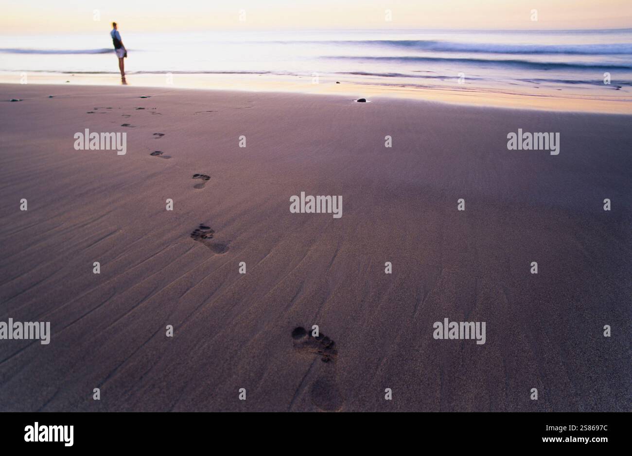 Donna sulla spiaggia sabbiosa Foto Stock