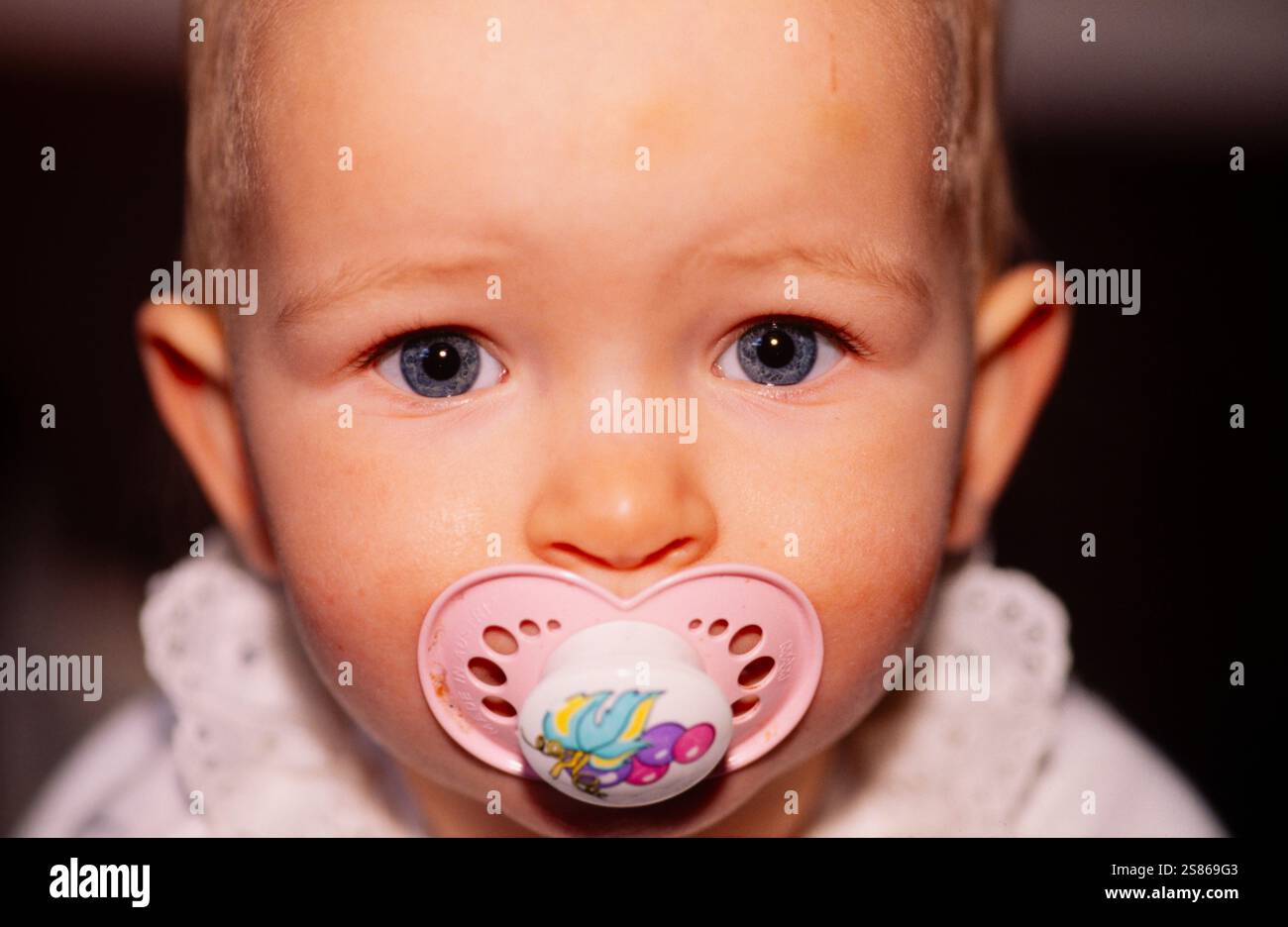 Neonato con trapunta Foto Stock