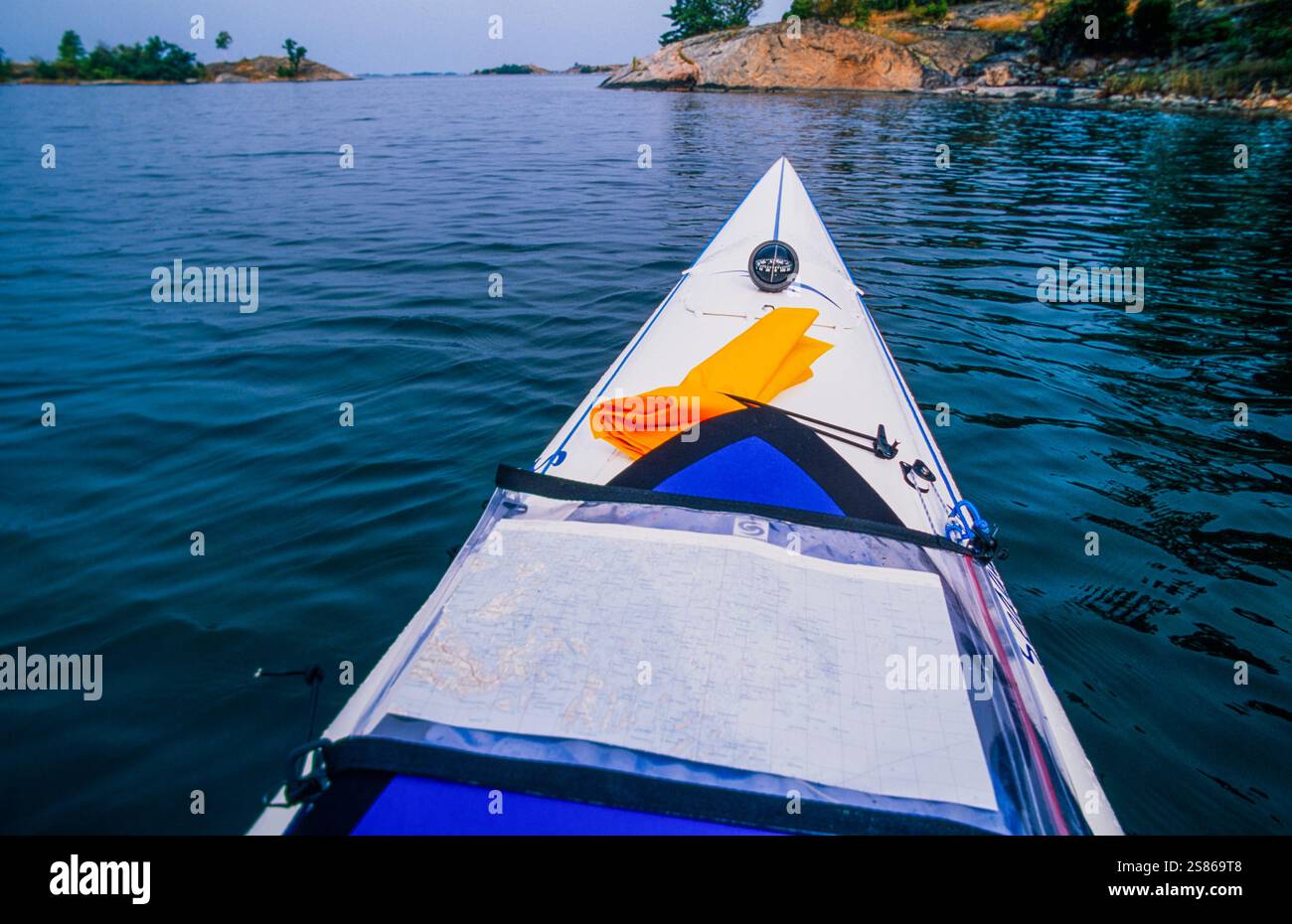 Kayak nell'arcipelago di Stoccolma Foto Stock