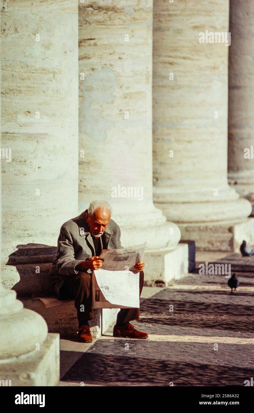 Leggere le notizie Foto Stock