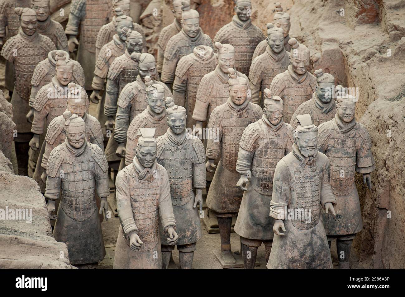 L'esercito di terracotta è composto da 8000 soldati, 130 carri con 520 cavalli e 150 cavalli di cavalleria, che furono sepolti insieme al primo imperatore della Cina Foto Stock