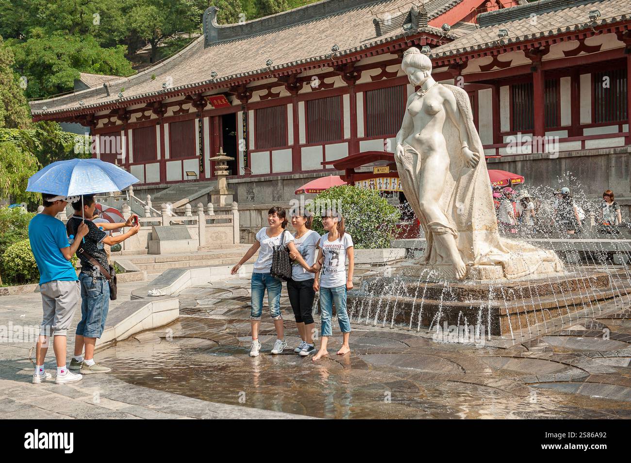 Palazzo Huaqin e sorgenti termali all'esterno di Xian con la moderna scultura della famosa concubina Yang Guifei - una delle quattro bellezze dell'antica Cina Foto Stock