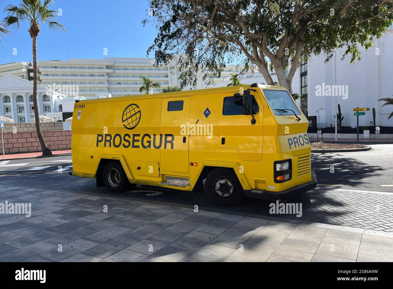 Prosegur Armoured Security Van parcheggiato a Costa Adeje. Tenerife, Isole Canarie, Spagna. 13 gennaio 2025. - Immagine stock catturata con smartphone