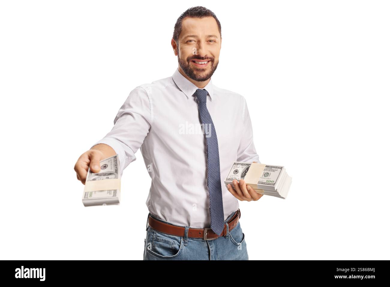 Uomo d'affari felice che offre soldi isolati su sfondo bianco Foto Stock