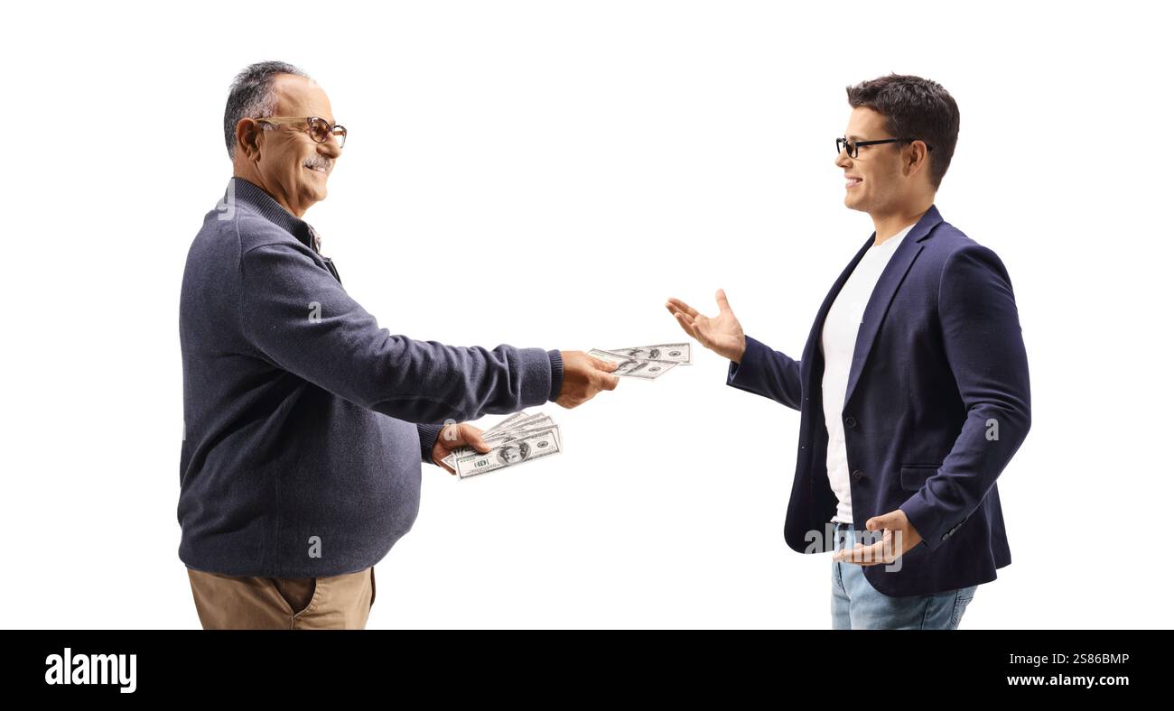 Uomo maturo che offre soldi a un giovane isolato su sfondo bianco Foto Stock