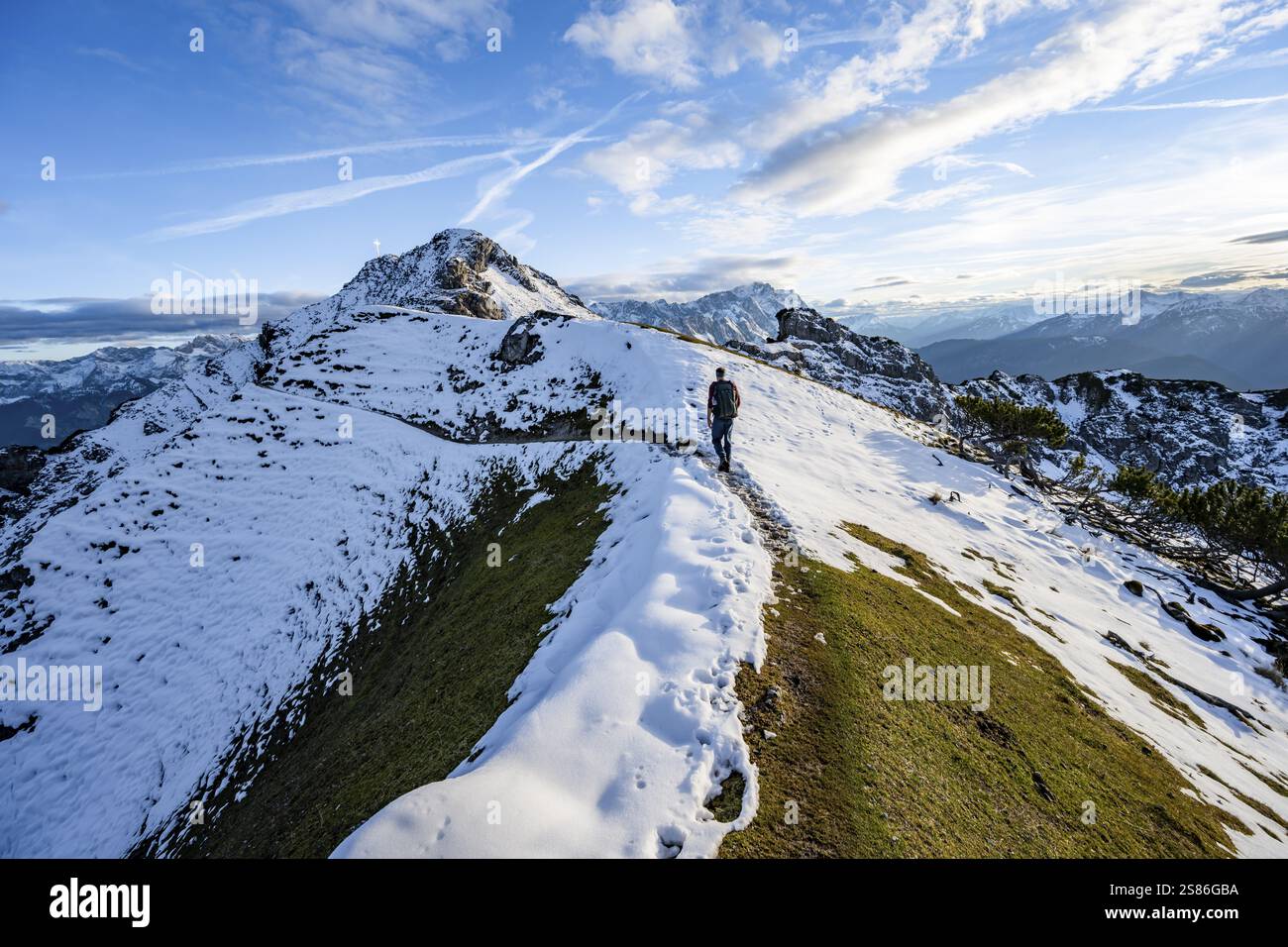Alpinista su sentiero escursionistico, paesaggio montano con neve in autunno, vetta e cresta del Kramerspitz, Alpi Ammergau, in autunno, Alpi Bavaresi, BAV Foto Stock