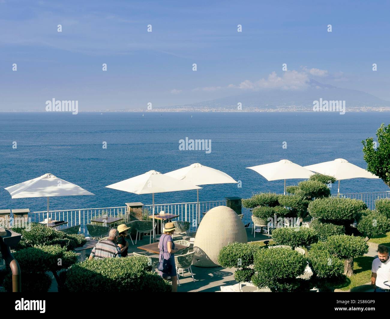 L'Hotel Lorelei Londres di Sorrento è un lussuoso rifugio arroccato su una scogliera che offre vedute mozzafiato del Golfo di Napoli. - Immagine stock catturata con smartphone