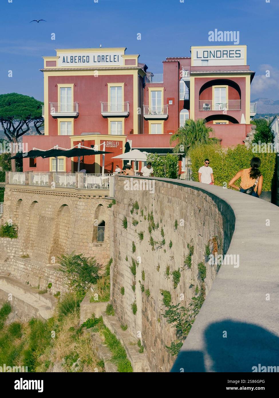 L'Hotel Lorelei Londres di Sorrento è un lussuoso rifugio arroccato su una scogliera che offre vedute mozzafiato del Golfo di Napoli. - Immagine stock catturata con smartphone