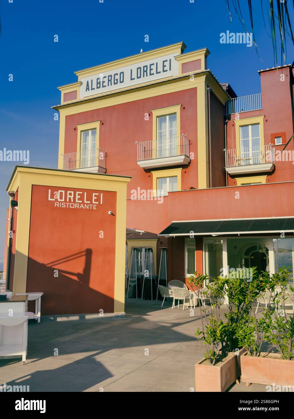 L'Hotel Lorelei Londres di Sorrento è un lussuoso rifugio arroccato su una scogliera che offre vedute mozzafiato del Golfo di Napoli. - Immagine stock catturata con smartphone