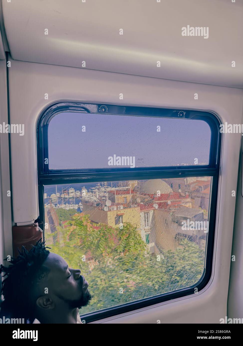 La Circumvesuviana è una rete ferroviaria regionale dell'Italia meridionale che collega Napoli con le principali città intorno al Vesuvio, tra cui Pompei. - Immagine stock catturata con smartphone