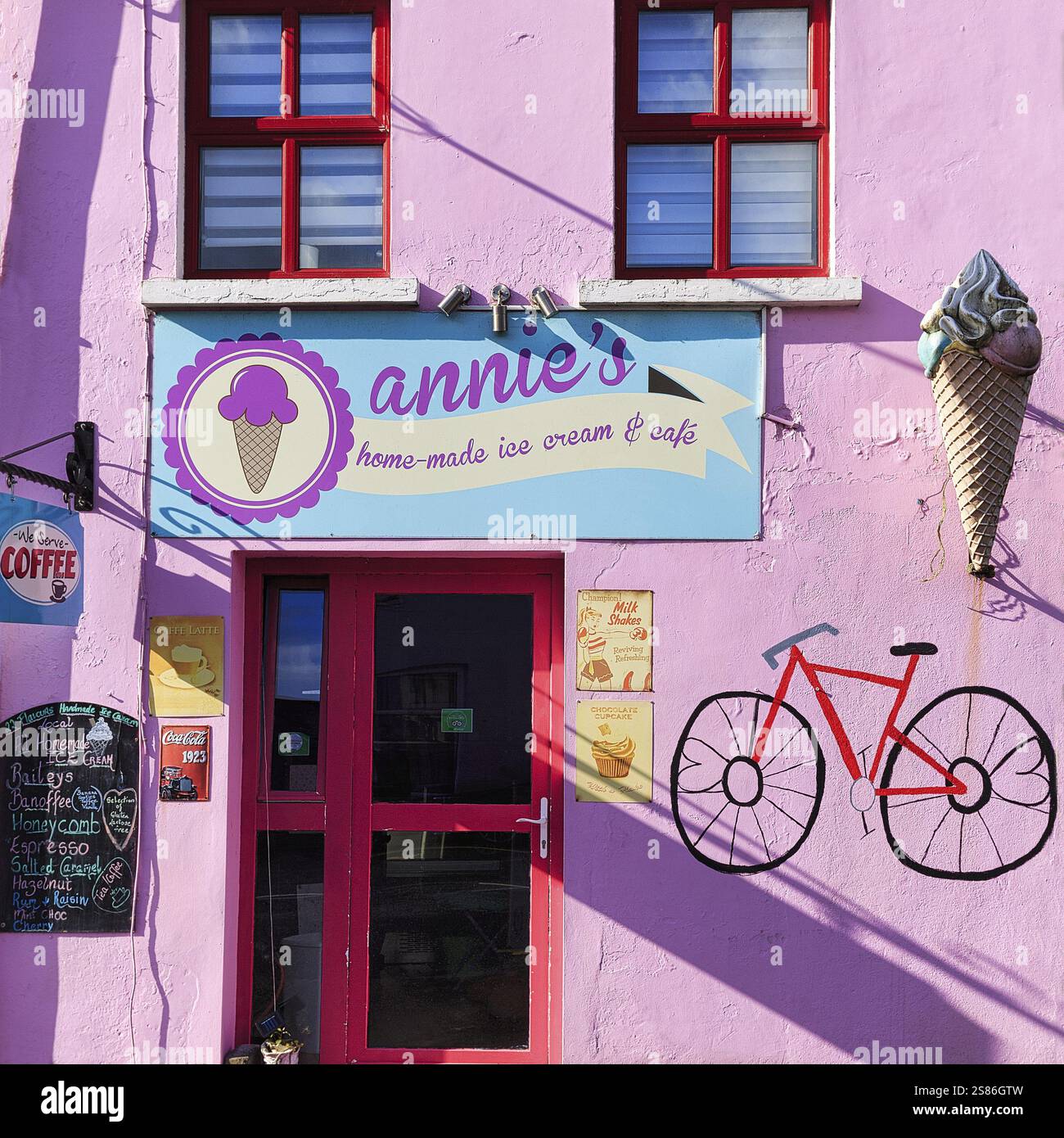 Gelateria, gelateria, facciata colorata a Sneem, strada panoramica Ring of Kerry, penisola di Iveragh, contea di Kerry, Irlanda, Europa Foto Stock