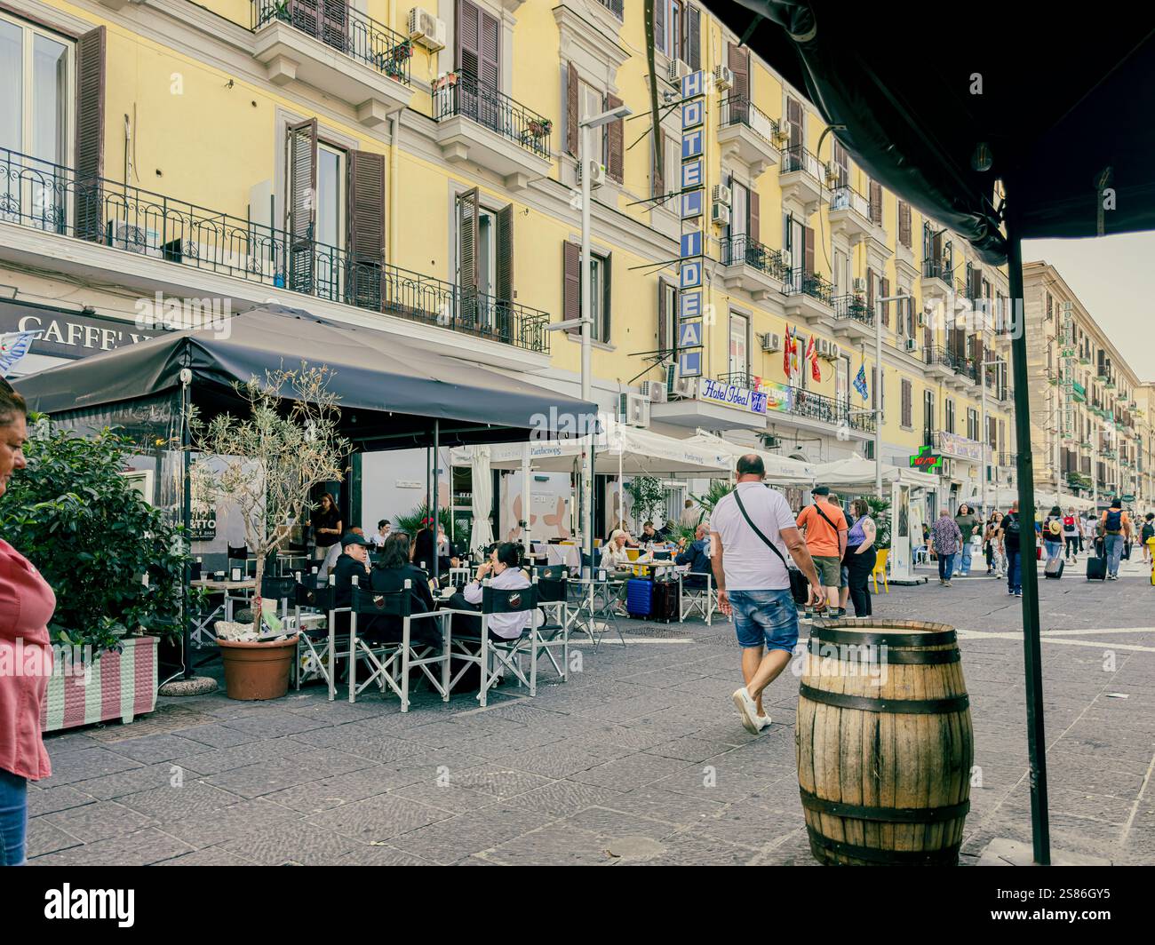 Cafe's e bar in 101 P.za Giuseppe Garibaldi, Napoli, Italia - Immagine stock catturata con smartphone
