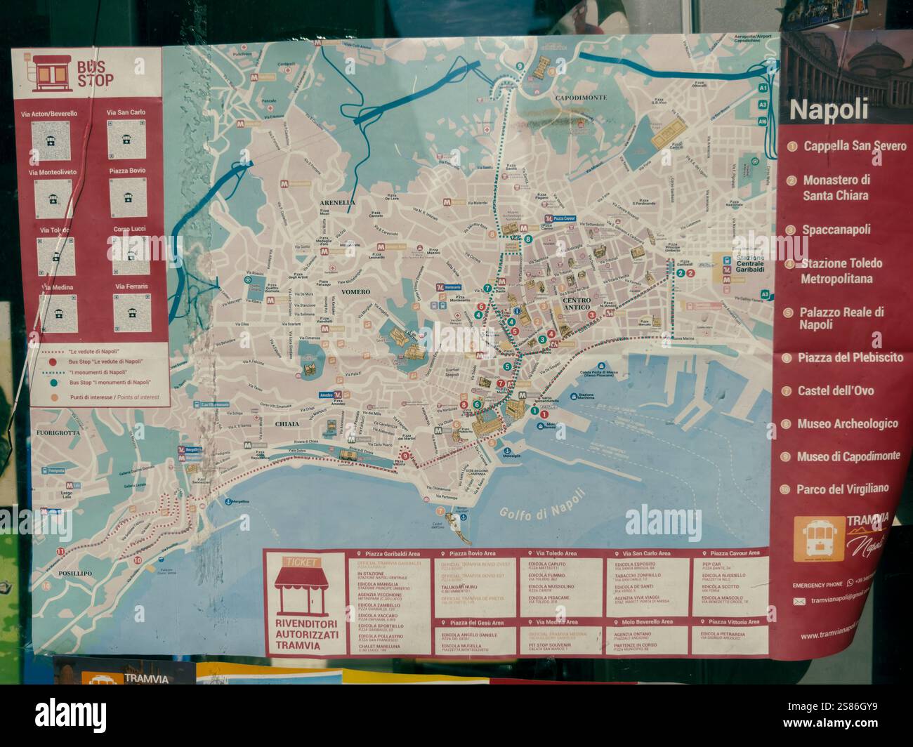 Mappa di viaggio all'ufficio turistico: Phillip Roberts - Immagine stock catturata con smartphone