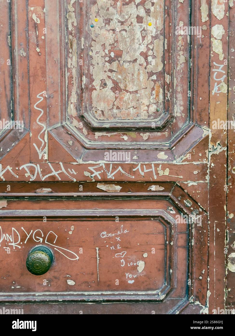 Nel cuore di Napoli, in Piazza Garibaldi, una porta in legno d'epoca è una silenziosa testimonianza dei ritmi sempre mutevoli della città. Foto Stock