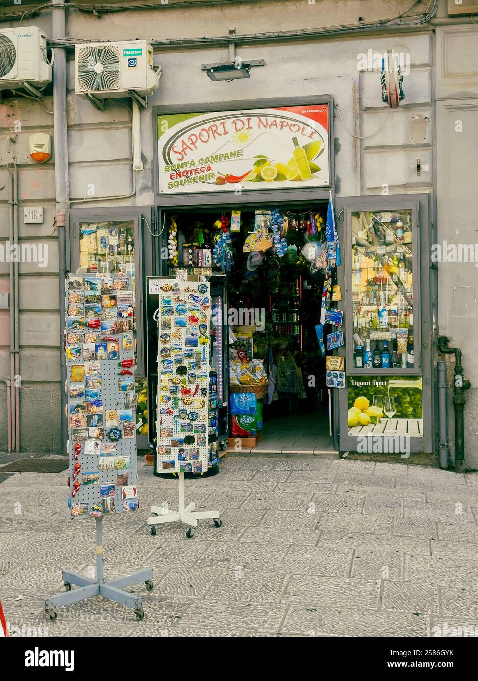 Sapori di Napoli, un affascinante negozio di souvenir in Piazza Giuseppe Garibaldi, 117, ricco di vivaci mostre di specialità italiane. - Immagine stock catturata con smartphone