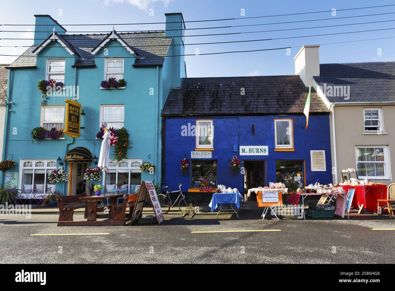Mercato delle pulci di fronte a facciate colorate, Sneem, strada panoramica del Ring of Kerry, penisola di Iveragh, contea di Kerry, Irlanda, Europa Foto Stock