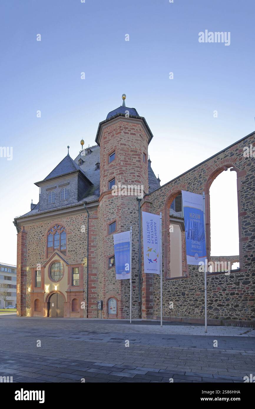 Chiesa olandese vallone con bandiere, costruita nel 1608, rovina, doppia chiesa, Hanau, Assia, Germania, Europa Foto Stock