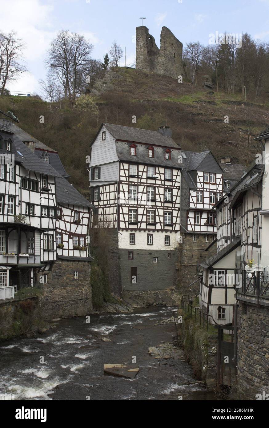 Centro storico di Monschau sul fiume Rur. Sopra la città si trova il castello di Monschau, risalente al XIII secolo Foto Stock