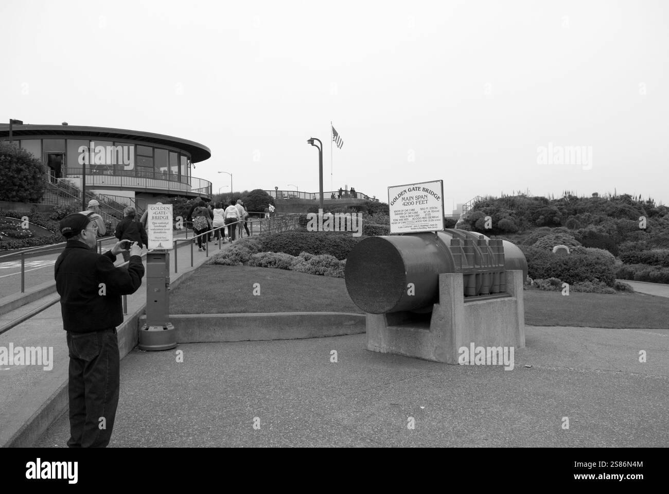 Uomo caucasico che scatta una foto della campata di cavi all'ingresso del Golden Gate Bridge di San Francisco, California.. USA, Foto Stock