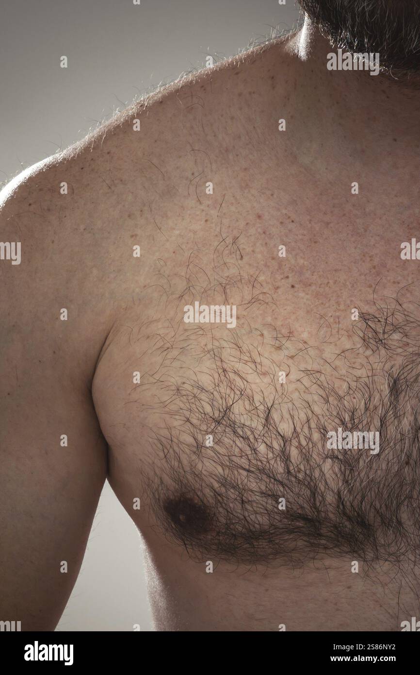 Un'immagine di un dettaglio peloso del torace maschile Foto Stock