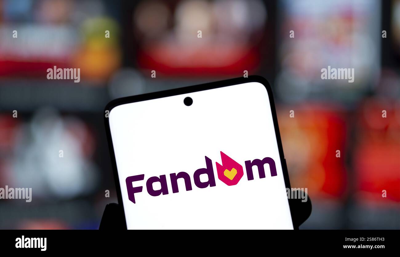 Il logo fandom viene visualizzato sullo smartphone. Fandom è un servizio di hosting wiki che ospita wiki principalmente su argomenti di intrattenimento Foto Stock