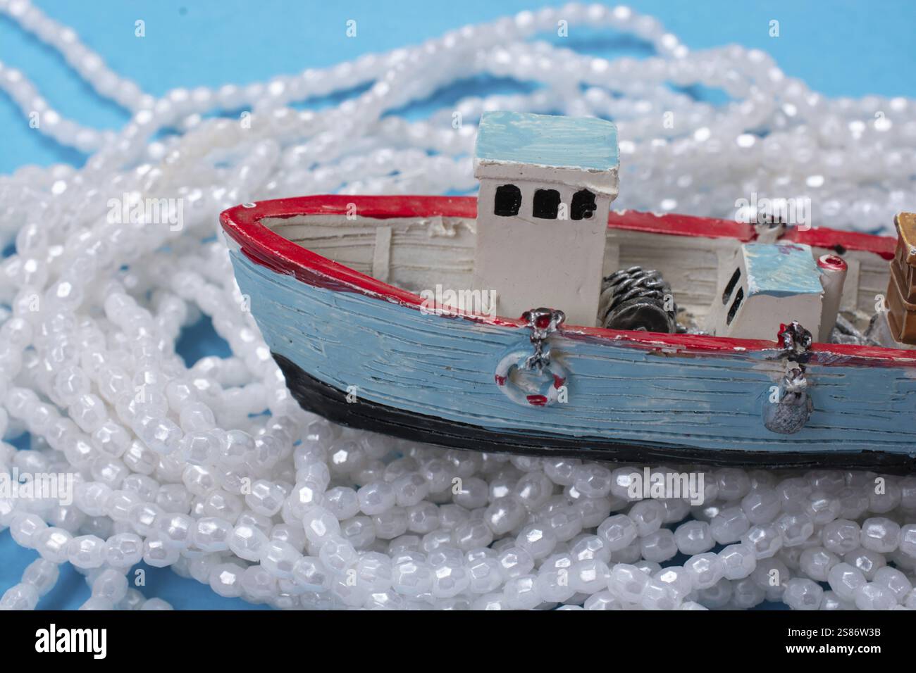 Modello di barca a vela vecchia posto su sfondo rosa. Scatto orizzontale Foto Stock