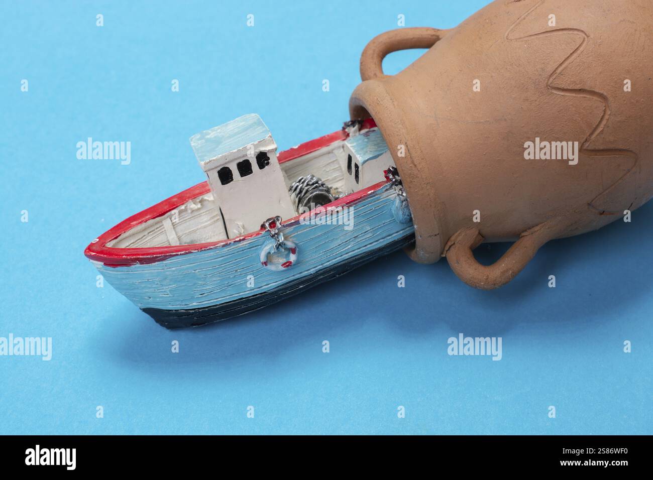 Modello di barca a vela vecchia posto su sfondo rosa. Scatto orizzontale Foto Stock