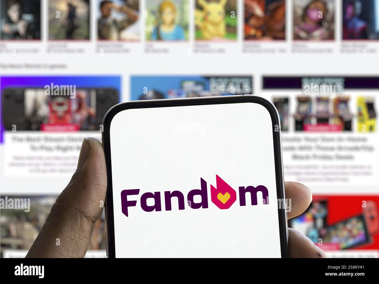 Il logo fandom viene visualizzato sullo smartphone. Fandom è un servizio di hosting wiki che ospita wiki principalmente su argomenti di intrattenimento Foto Stock