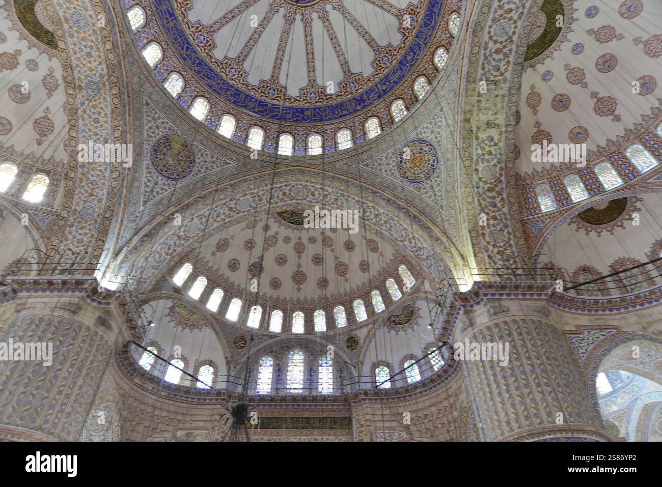 Moschea di Fatih, Fatih Camii, Moschea del Conquistatore, distretto di Fatih, Istanbul, parte europea, Turchia, veduta della cupola decorata della moschea con finestre simmetriche e. Foto Stock