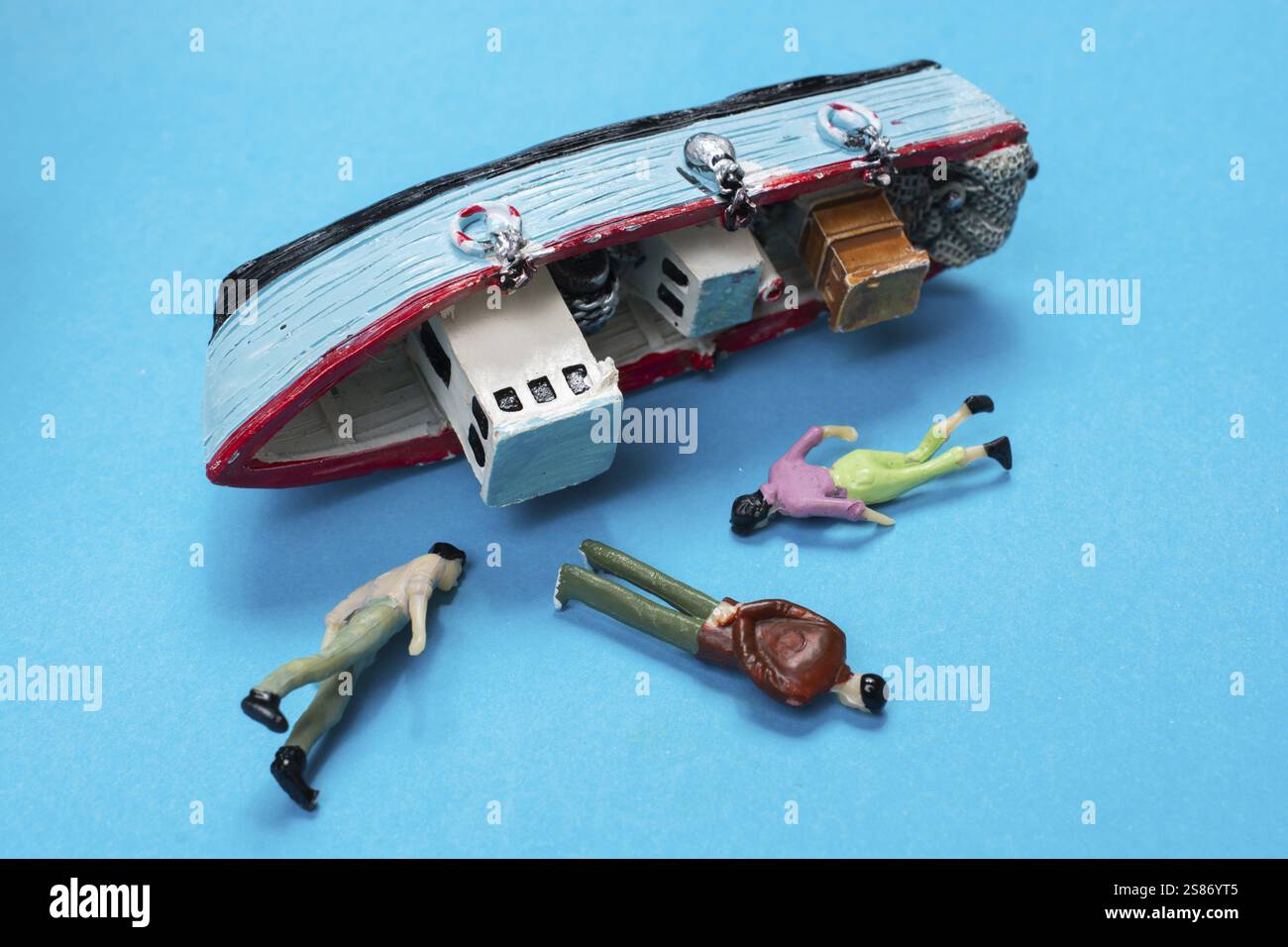 Modello di barca a vela vecchia posto su sfondo rosa. Scatto orizzontale Foto Stock