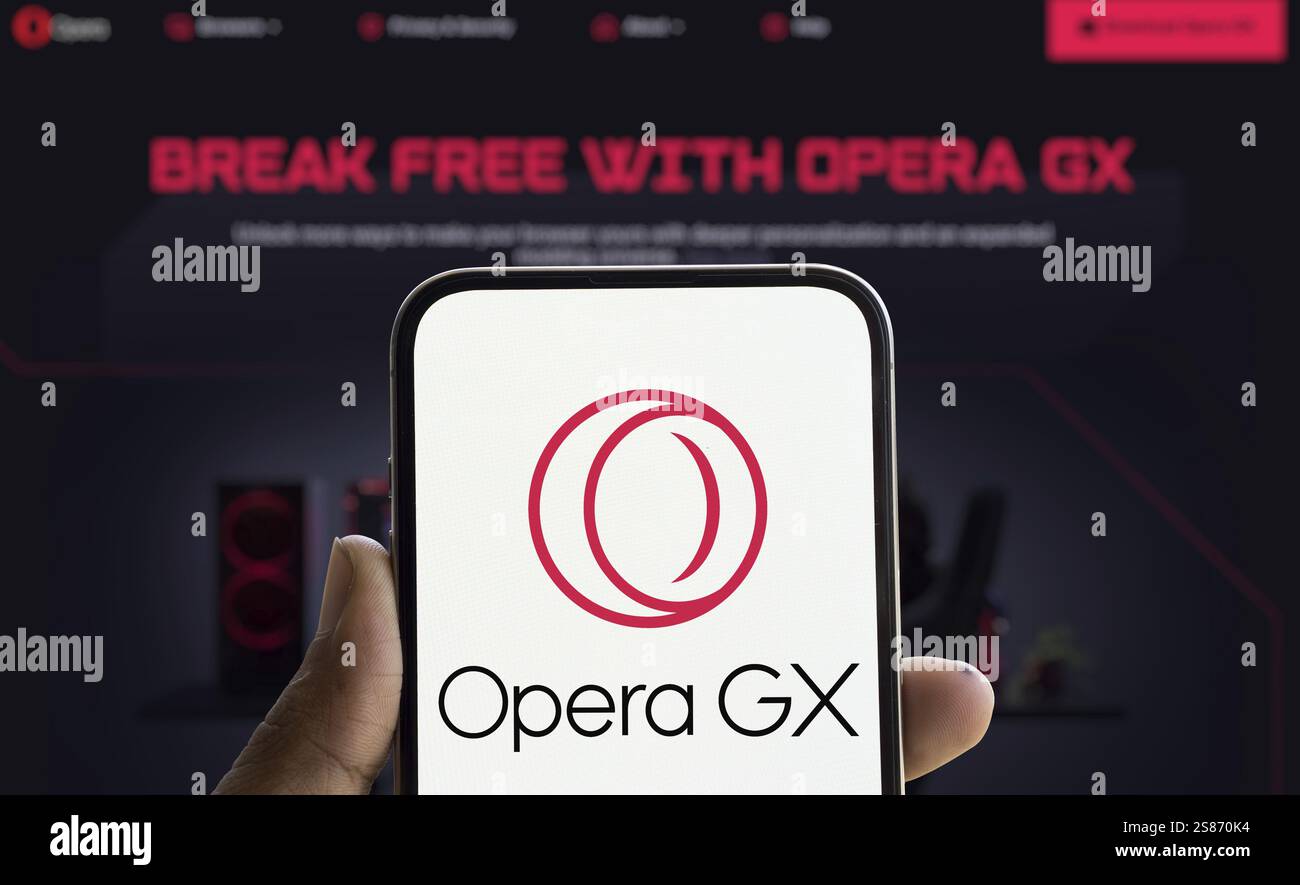 Il logo Opera gx viene visualizzato sullo smartphone. Opera GX è un'alternativa orientata al gaming a opera Foto Stock