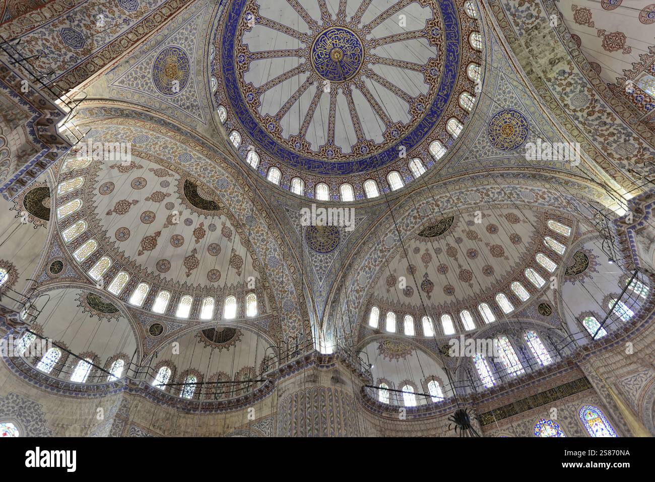 Moschea di Fatih, Fatih Camii, Moschea del Conquistatore, distretto di Fatih, Istanbul, parte europea, Turchia, magnifica vista interna di un soffitto a forma di cupola con Foto Stock