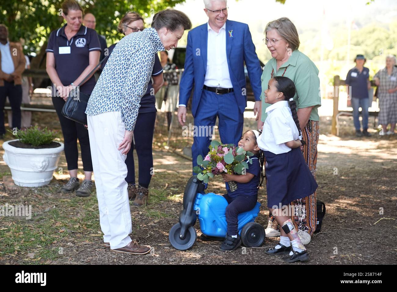 La Princess Royal viene presentata con dei fiori durante una visita alla South African Riding School for Disabled Association (SARDA) durante il suo viaggio di due giorni in Sud Africa. Data foto: Martedì 21 gennaio 2025. Foto Stock