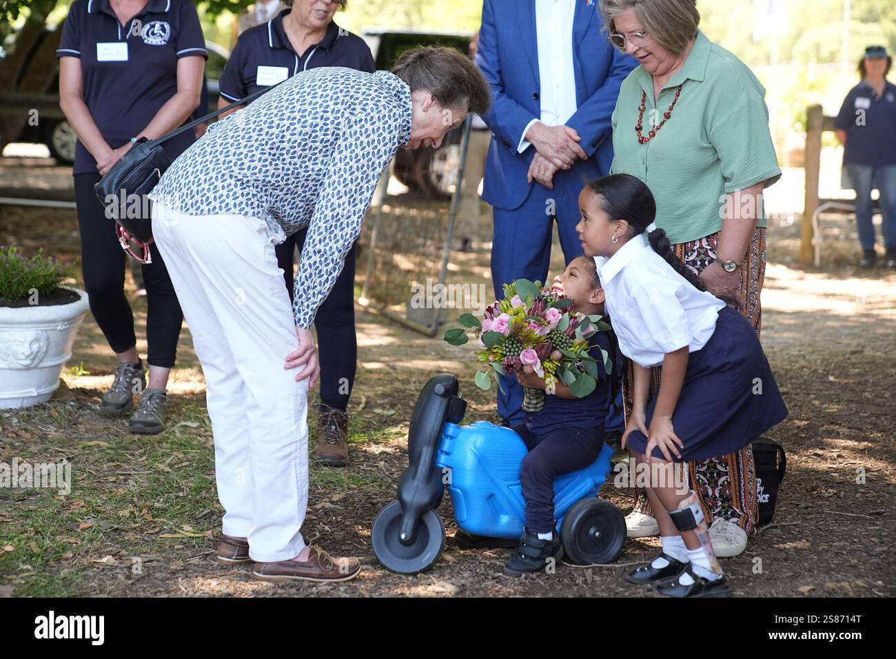 La Princess Royal viene presentata con dei fiori durante una visita alla South African Riding School for Disabled Association (SARDA) durante il suo viaggio di due giorni in Sud Africa. Data foto: Martedì 21 gennaio 2025. Foto Stock