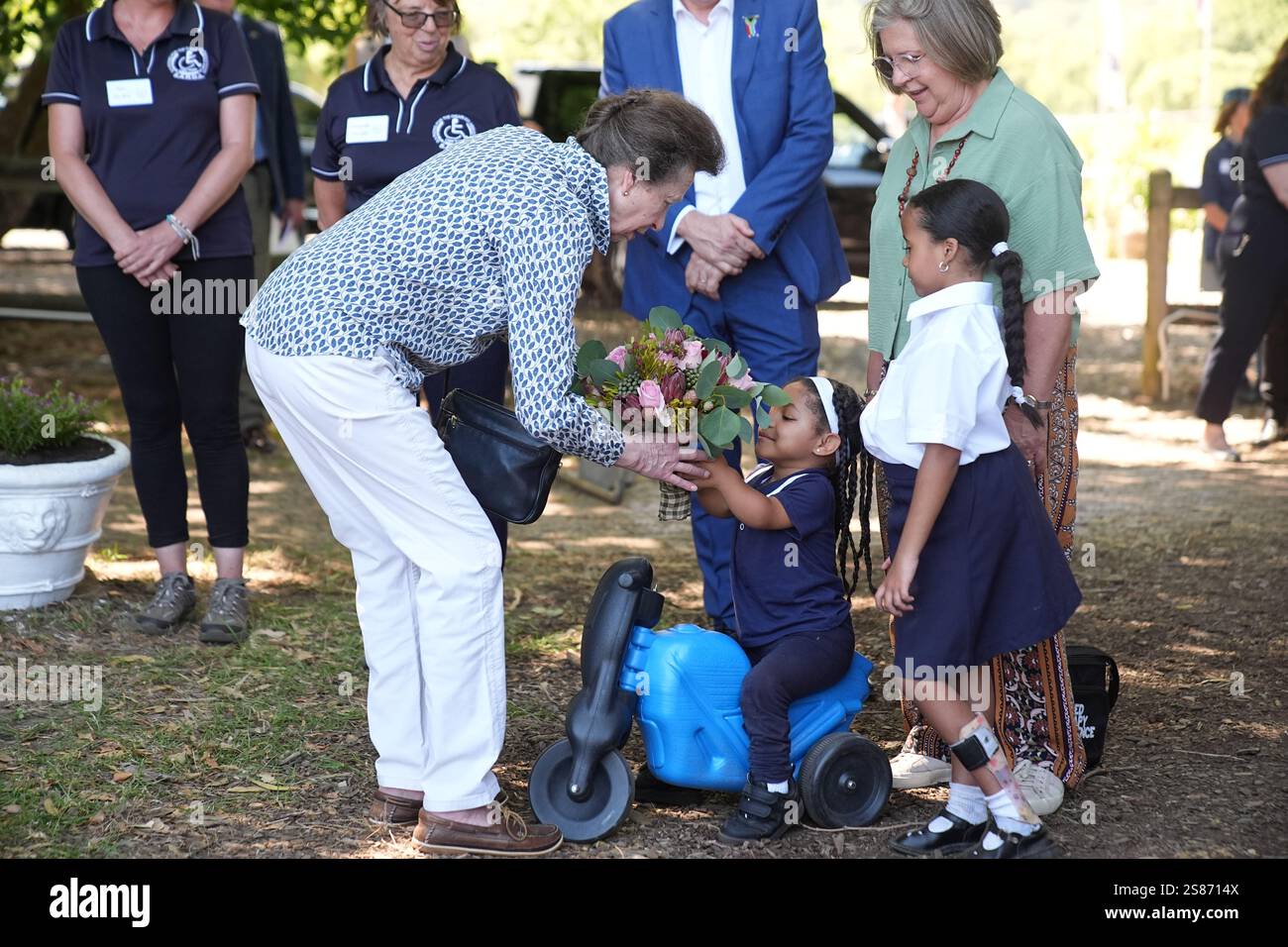 La Princess Royal viene presentata con dei fiori durante una visita alla South African Riding School for Disabled Association (SARDA) durante il suo viaggio di due giorni in Sud Africa. Data foto: Martedì 21 gennaio 2025. Foto Stock