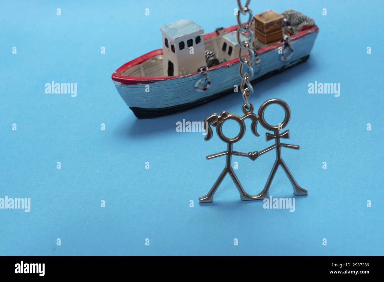 Modello di barca a vela vecchia posto su sfondo rosa. Scatto orizzontale Foto Stock