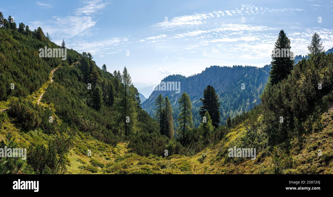 Vista panoramica sulla natura delle Alpi in Stiria, Austria. Sentiero escursionistico e trekking lungo la catena montuosa Foto Stock