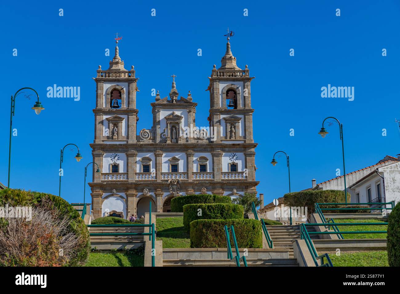 Valpacos, Portogallo: 9 novembre 2024: Chiesa parrocchiale di Sao Nicolau a Valpacos, Portogallo Foto Stock