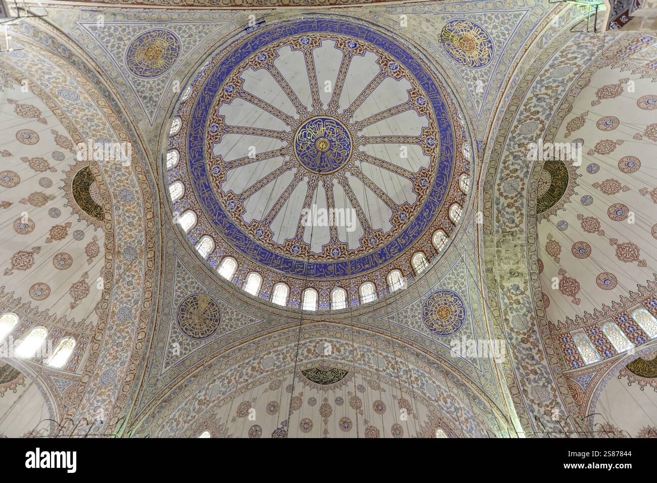 Moschea di Fatih, Fatih Camii, Moschea del Conquistatore, distretto di Fatih, Istanbul, parte europea, Turchia, decorazioni dettagliate e motivi decorativi all'interno Foto Stock