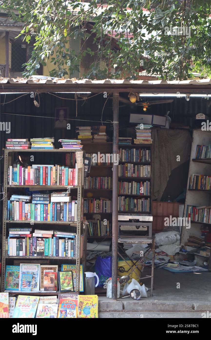 Una piccola libreria con tutti i tipi di libri. Foto Stock